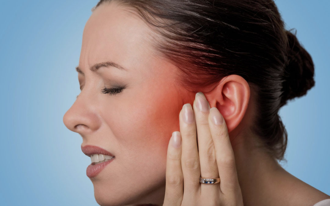 mujer con dolor de oídos