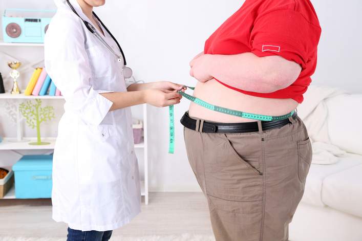 médico y persona con sobrepeso